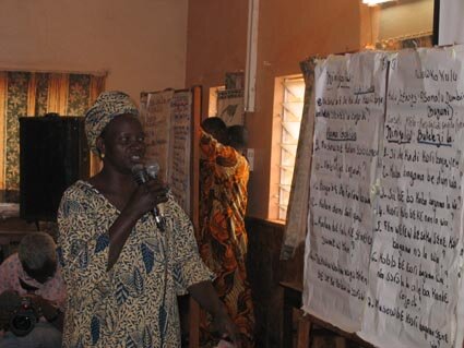 Image | ECID, Mali | Rapport de la commission des femmes (c) 2006 Roger Gaillard