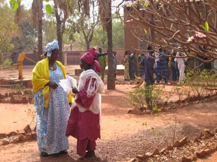 Image | ECID, Mali | Deux femmes en dialogue (c) 2006 Roger Gaillard